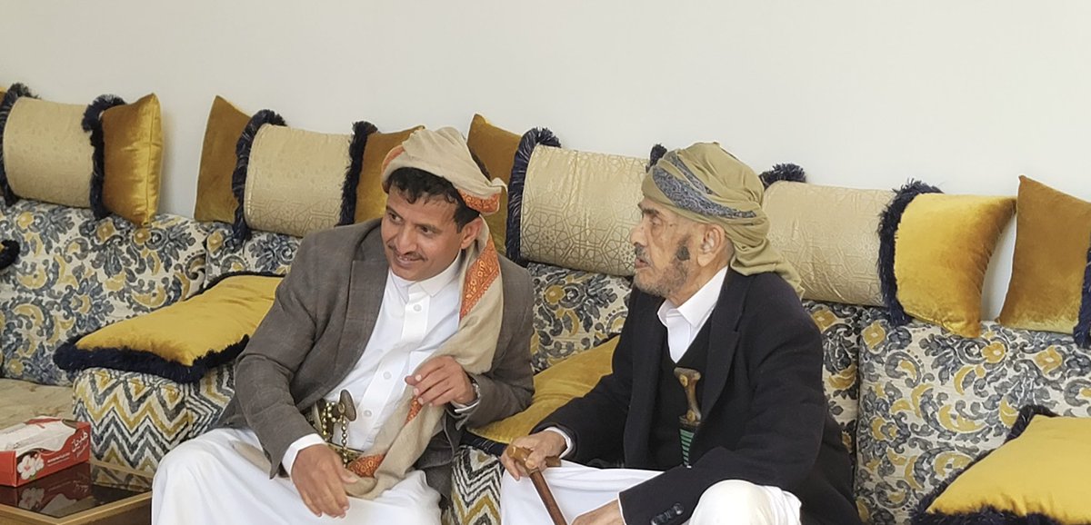 hussinalezzi5's tweet image. تشرفت بنقل سلام وتعازي القيادة إلى الوالد العزيز/ ناجي بن عبدالعزيز الشايف شيخ مشايخ اليمن وذلك في وفاة النقيب / عصام بن حزام الشايف سائلين الله الرحمة والمغفرة للمتوفى والصبر والسلوان لكافة أسرته وذويه وإنا لله وإنا إليه راجعون