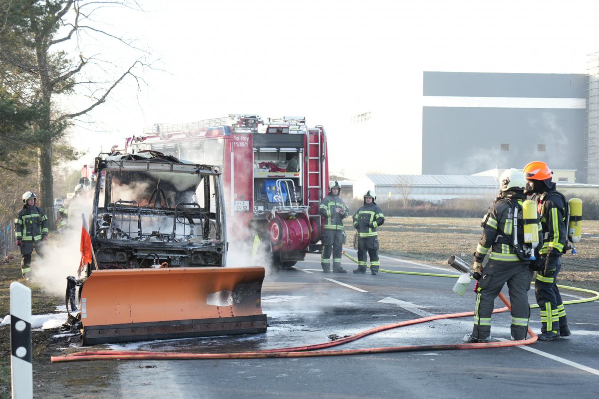 Neuer Beitrag online!
Multicar brennt auf der B96 zwischen Schwarzkollm und Nardt vollständig aus 
Auf der Bundesstraße 96 zwischen Schwarzkollm und Nardt, in Fahrtrichtung Hoyerswerda, ist es zu einem Fahrzeugbrand gekommen. Ein Multicar geriet während...
blaulichtreport-lausitz.de/multicar-brenn…