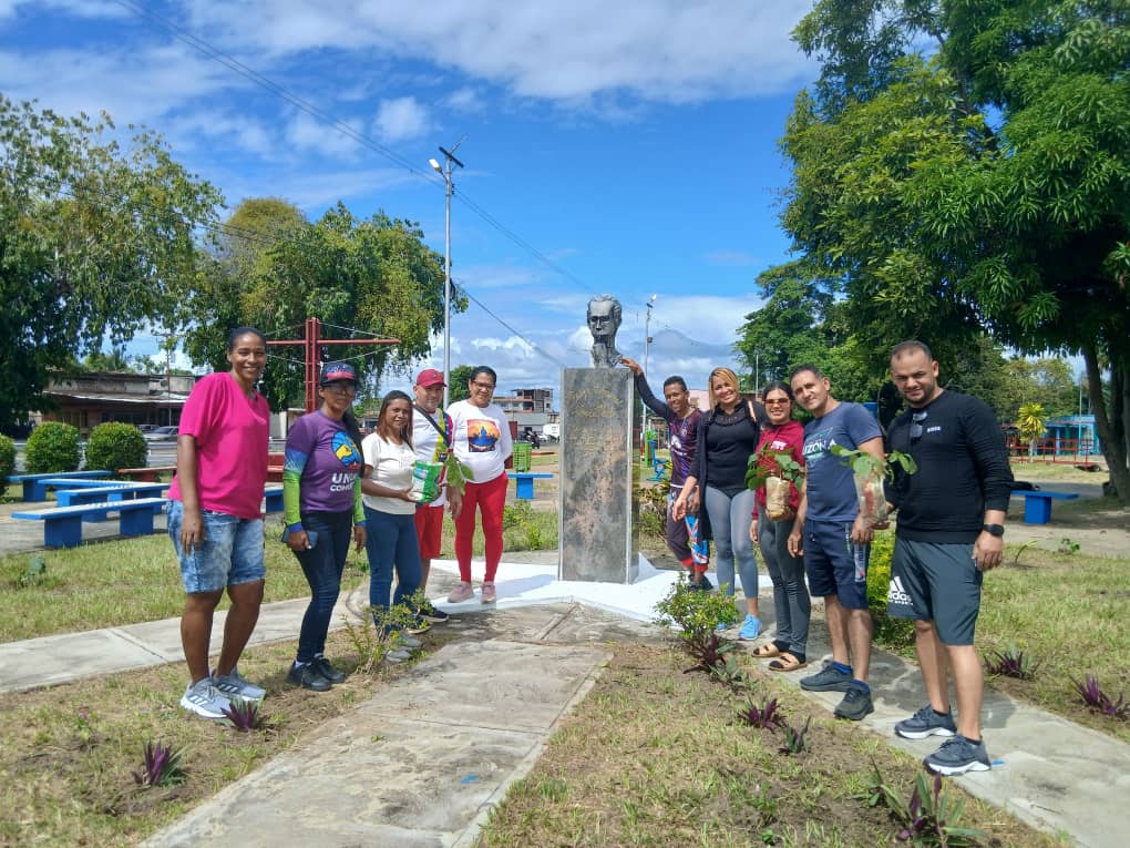 Cubacooperabol2's tweet photo. En la mañana de hoy Jóvenes Medicos Cubanos,en conjunto con hermanos venezolanos de la Salud, se dieron cita en la Plaza José Martí, ubicada en Estado Bolívar Municipio Caroní,  para dar homenaje a nuestro Apóstol José Martí en su víspera de aniversario.
@Cubacooperabol2 https://t.co/MseCfeHj1P