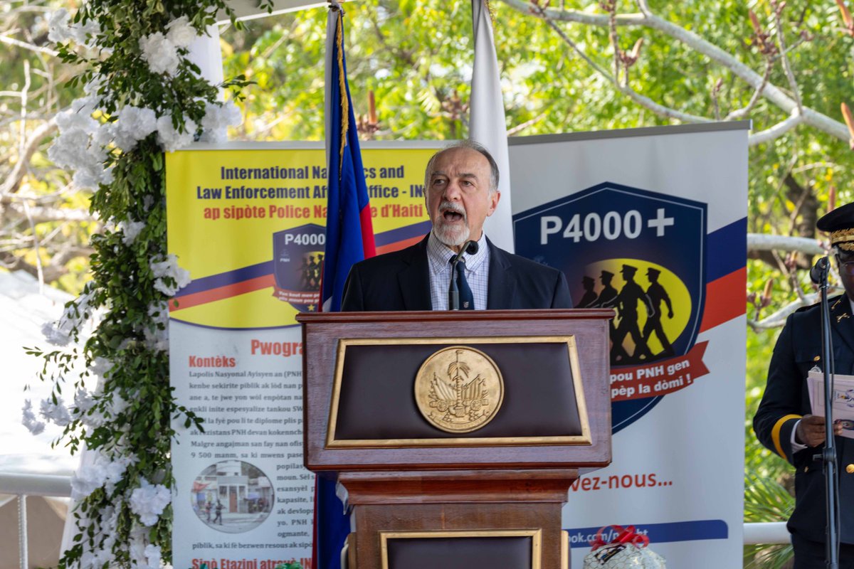 USEmbassyHaiti's tweet photo. Le chargé d'affaires Wooster et ses collègues de l'ambassade ont fièrement rejoint près de 900 cadets lors de leur remise de diplôme dans le cadre du programme « P4000 » soutenu par les États-Unis. Lors de la cérémonie, le chargé d'affaires Wooster a réaffirmé notre soutien indéfectible à la Police nationale haïtienne et a salué le leadership du Premier ministre Alix Fils-Aimé, qu'il a qualifié d'essentiel pour les efforts de stabilisation du pays. 

La stabilité et la sécurité nécessitent une surveillance et une responsabilisation. Les institutions étatiques doivent rendre des comptes pour la fourniture des services essentiels qui sont leur raison d'être et leur devoir. L'impunité dont jouissent de nombreux fonctionnaires, qui ne font pas leur travail mais continuent à percevoir leur salaire et à bénéficier de privilèges, est aussi néfaste pour la sécurité et la stabilité que l'impunité pour les crimes. Ces comportements nuisent à l'État haïtien, au peuple haïtien et aux intérêts américains.
