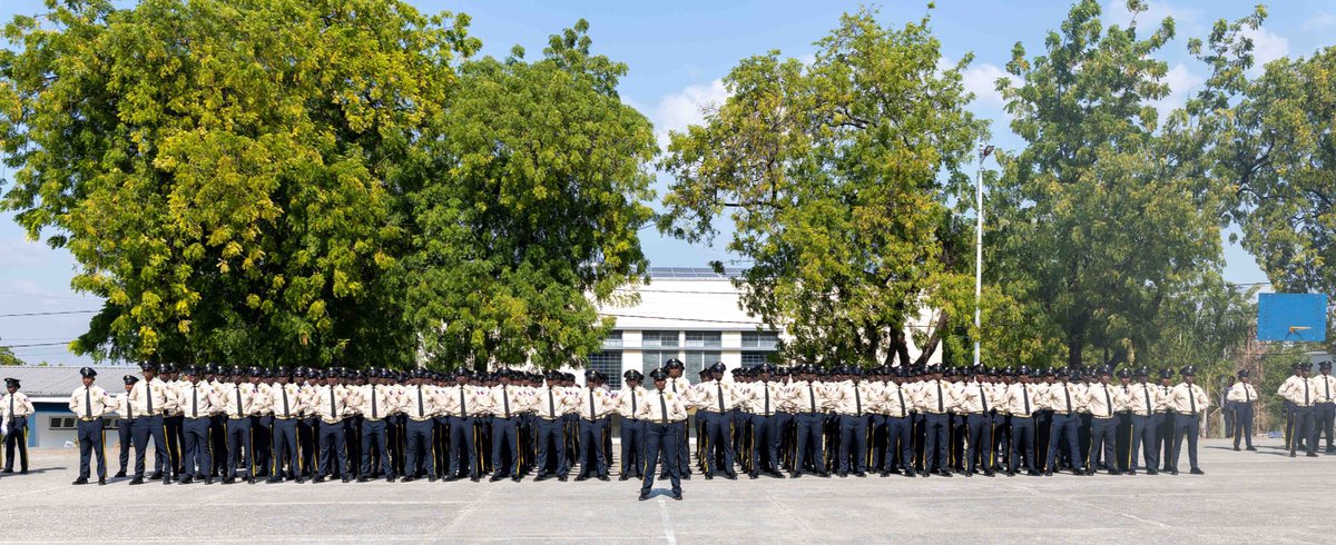USEmbassyHaiti's tweet photo. Le chargé d'affaires Wooster et ses collègues de l'ambassade ont fièrement rejoint près de 900 cadets lors de leur remise de diplôme dans le cadre du programme « P4000 » soutenu par les États-Unis. Lors de la cérémonie, le chargé d'affaires Wooster a réaffirmé notre soutien indéfectible à la Police nationale haïtienne et a salué le leadership du Premier ministre Alix Fils-Aimé, qu'il a qualifié d'essentiel pour les efforts de stabilisation du pays. 

La stabilité et la sécurité nécessitent une surveillance et une responsabilisation. Les institutions étatiques doivent rendre des comptes pour la fourniture des services essentiels qui sont leur raison d'être et leur devoir. L'impunité dont jouissent de nombreux fonctionnaires, qui ne font pas leur travail mais continuent à percevoir leur salaire et à bénéficier de privilèges, est aussi néfaste pour la sécurité et la stabilité que l'impunité pour les crimes. Ces comportements nuisent à l'État haïtien, au peuple haïtien et aux intérêts américains.