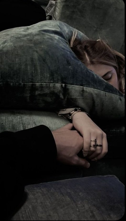 ستظل تعتقد بأنك بخير حتى يأتي من يضع يده على جرحك فتدرك كم كنت تحتاج هذا الأحتواء.