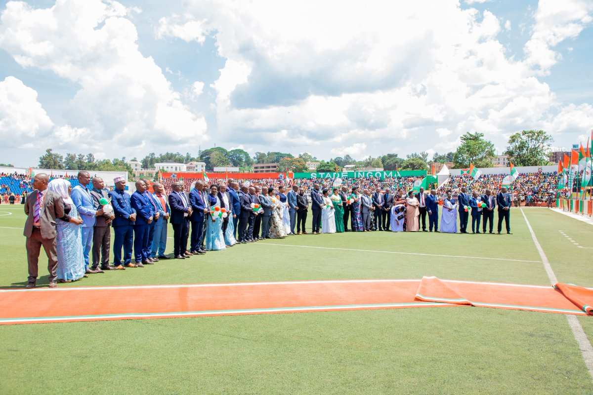 Muri ukwo gukenguruka nyene, #Georges_Nshimirimana yaciye ashikiriza Umukuru w'igihugu c'Uburundi ingabire igizwe n'inka 5 n'intama ziziherekeza, yatanzwe n'intara.Iyo ngabire ikaba yatanzwe kugira bamushimire ku karorero yatanze mu kuganisha Uburundi ku mbonakazoza y'igihugu.