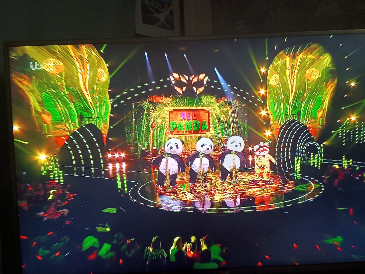 MattZeeMiller's tweet image. #maskedsinger #MaskedSingerUK 

Great fun loved the pandas 🙏 bit ouch some of those vocals 😆

Red panda maybe Simon Farnaby from ghosts and horrible histories???