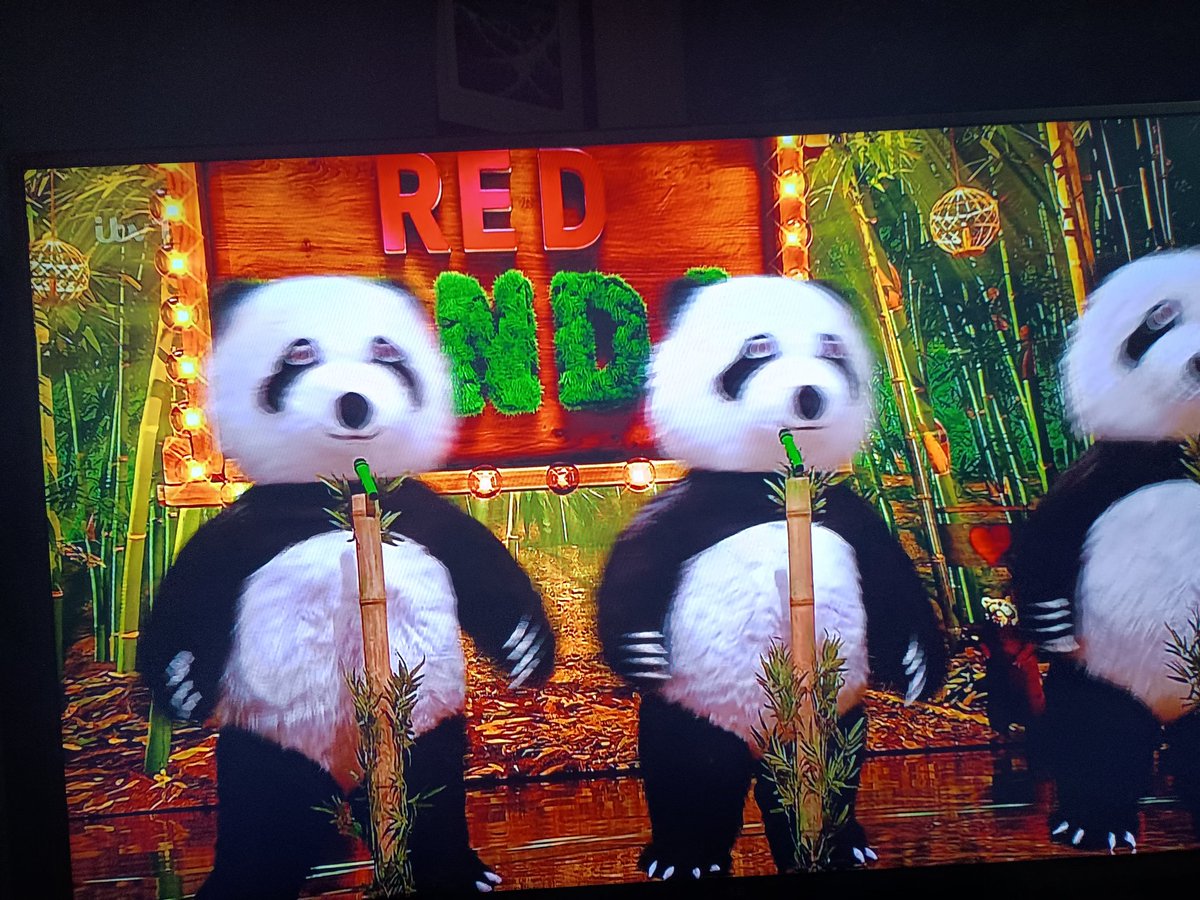 MattZeeMiller's tweet image. #maskedsinger #MaskedSingerUK 

Great fun loved the pandas 🙏 bit ouch some of those vocals 😆

Red panda maybe Simon Farnaby from ghosts and horrible histories???