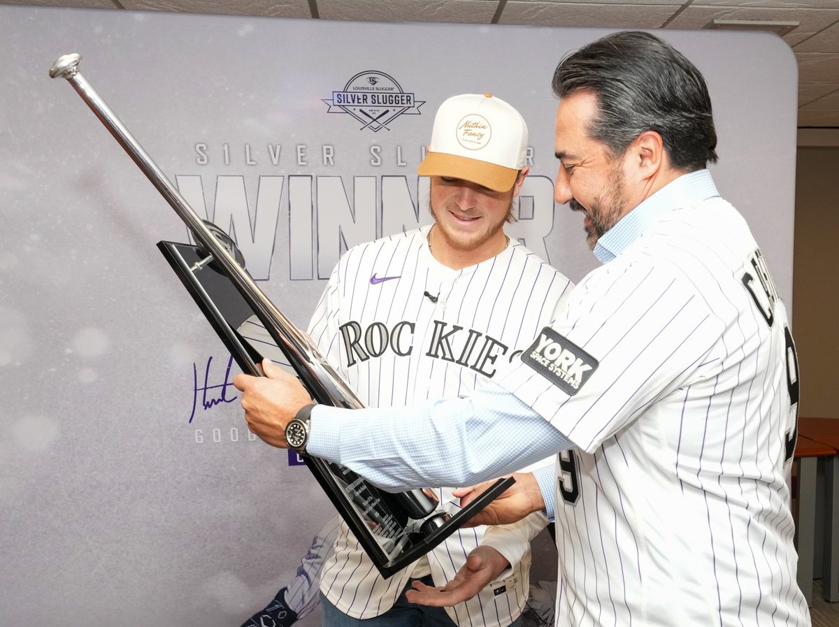 Rockies's tweet image. Brought some hardware to Rockies Fest 🏆

Vinny Castilla presented Hunter Goodman with his Silver Slugger 👏