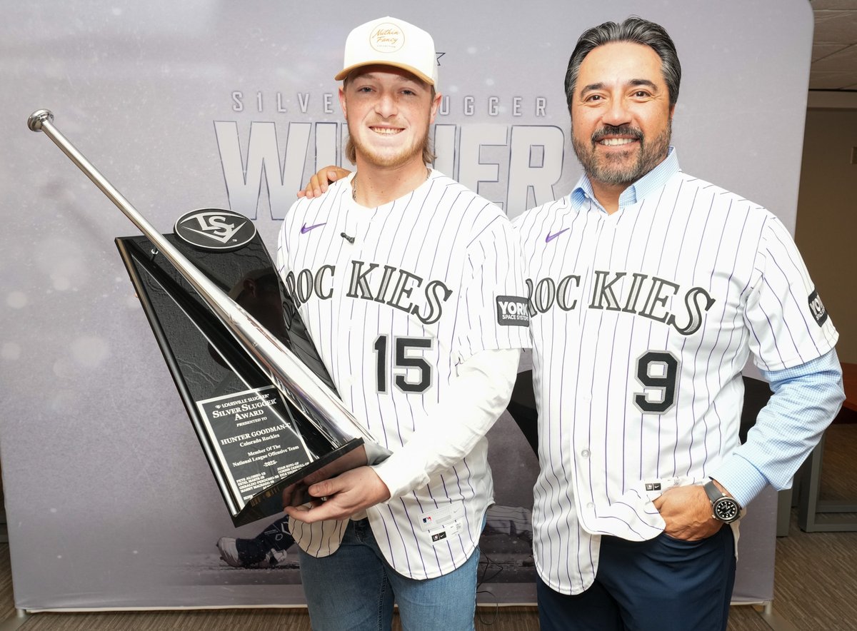Rockies's tweet image. Brought some hardware to Rockies Fest 🏆

Vinny Castilla presented Hunter Goodman with his Silver Slugger 👏