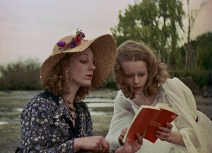 Bursssssssss's tweet image. ¿Sabías que existe una versión Argentina de Alicia en el País de las Maravillas, estrenada justo antes de la última dictadura militar en el '76, dirigida por el artista plástico Eduardo Plá con música de Charly García? MUBI acaba de ponerla en su cartelera, pasá que te cuento.