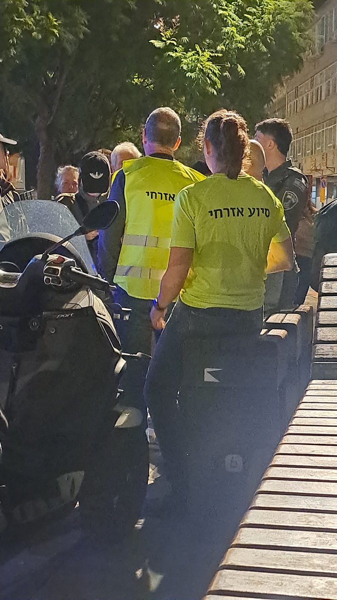 AtzurimHafganot's tweet image. אירוע מטריד ליד הסינמטק בתל אביב.
שוטרים עיכבו 3 מוחים שלבושים בחולצות צהובות ובווסטים צהובים עליהם הכיתוב סיוע אזרחי.
מה זה?
משטרת האופנה?
טירלול מערכתי חדש?
עו״ד גבי לסקי בדרכה לתחנת לב
נעדכן
לתרומות ולמידע נוסף:
atzurimhafganot.org