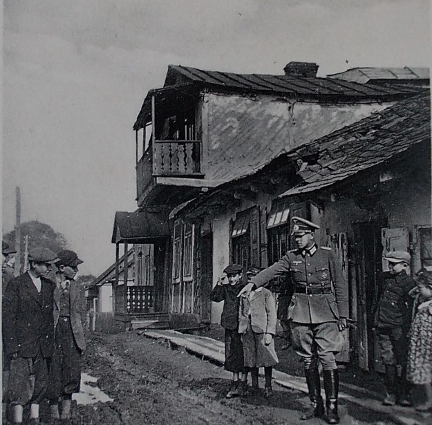 dr <a href="/Michal_Bilewicz/">Michał Bilewicz</a> wie Pan co "polscy antysemici" w grudniu 1939r. zrobili Żydom w Chełmie (powiat chełmski, województwo lubelskie) 😳 ???
"Ocalili 1 Żyda ?". No daj Pan spokój !
"Ocalili 5 Żydów ?". No daj Pan spokój !
"Ocalili 10 Żydów ???". No daj Pan spokój !!!
"antysemitka"