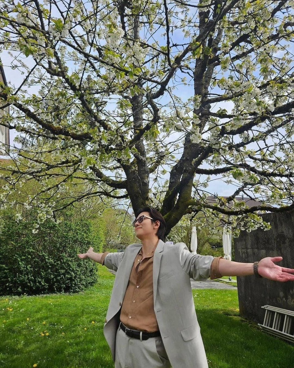 💭فقرة تصريحات متنوعة من تشانغووك𖤐

"الحياة تحمل الكثير من السحر إذا نظرنا إليها بعيون مفتوحة.
أحب أن أجسد شخصيات تذكر الناس بذلك، مثل ري يول في "صوت السحر" لأنه يؤمن بالعجائب حتى في أصعب اللحظات"