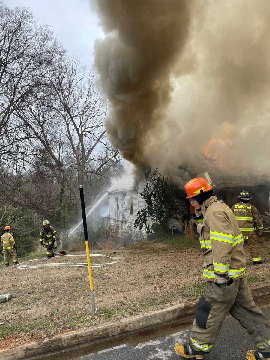 CFPalerts's tweet image. WINNSBORO, SC (FAIRFIELD) *WORKING FIRE* SOUTH ZION STREET, WINNSBORO. LARGE 1-STY FRAME WITH BASEMENT, HEAVY FIRE. ADD FAIRFIELD COUNTY FIRE. [CFP*700] 14:25:04 | ALERT ID: 34017

Img via Winnsboro Dept of Public Safety

#SCfire