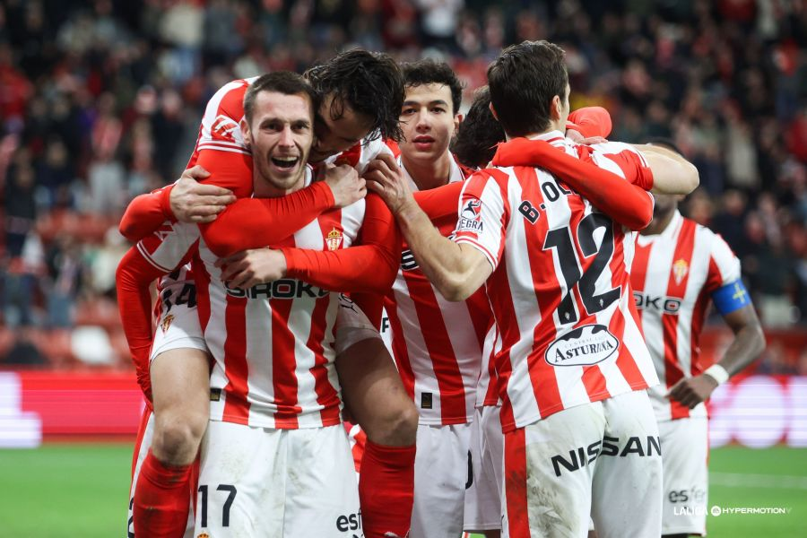 GradaBpro's tweet photo. El @RealSporting repite victoria.
El Molinón vuele a disfrutar.

El conjunto asturiano suma 5 victorias en las últimas 7 jornadas y acaricia la zona de playoff de ascenso. https://t.co/op3hX1BLNB