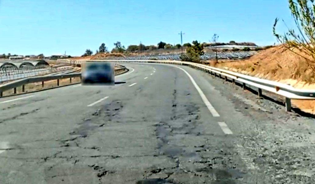 Lo que ocurre con las vías de tren es, ni más ni menos, lo mismo que ocurre en todas las carreteras de España.

Grietas, agujeros, mala señalización, marcas viales invisibles, asfalto sin adherencia...

Pero, cuando hay un accidente, siempre hay un conductor al que culpar.