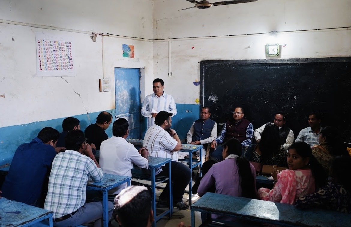 UsmanBeg2's tweet image. साल बाद कक्षा 10वीं (बैच 2007) का रीयूनियन प्रज्ञा विद्या पीठ, घरघोड़ा में।
वक़्त बदल गया, ज़िंदगियाँ आगे बढ़ गईं,
पर दोस्ती और गुरुजनों की वो यादें आज भी उतनी ही ज़िंदा हैं — जैसे कल की बात हो
#gharghoda #reunion #2007batch #schoolFriends