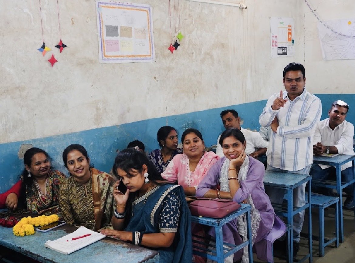 UsmanBeg2's tweet image. साल बाद कक्षा 10वीं (बैच 2007) का रीयूनियन प्रज्ञा विद्या पीठ, घरघोड़ा में।
वक़्त बदल गया, ज़िंदगियाँ आगे बढ़ गईं,
पर दोस्ती और गुरुजनों की वो यादें आज भी उतनी ही ज़िंदा हैं — जैसे कल की बात हो
#gharghoda #reunion #2007batch #schoolFriends