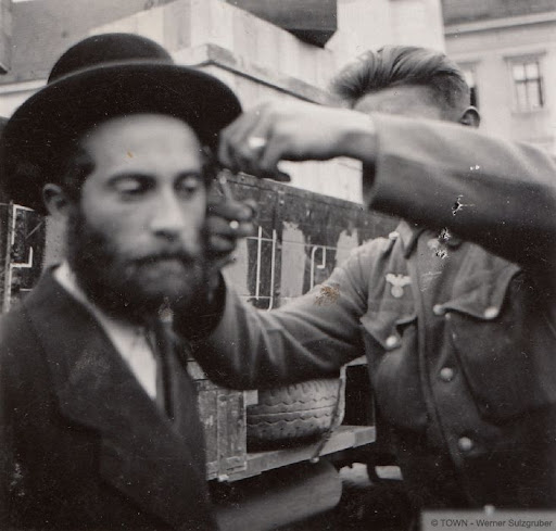 mkorkmaz62's tweet image. Nazi askeri tarafından saçları kesilen bir Yahudi erkeği. Bedevi savaşçılar tarafından sakalları kesilen bir yaşlı Dürzi. Kürt kadının örgülü saçlarını kesen bir Arap cihadist. zaman değişiyor, coğrafya değişiyor ama işkenceciler hiç değişmiyor.