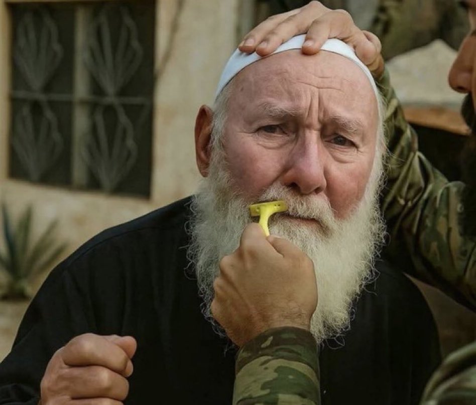 mkorkmaz62's tweet image. Nazi askeri tarafından saçları kesilen bir Yahudi erkeği. Bedevi savaşçılar tarafından sakalları kesilen bir yaşlı Dürzi. Kürt kadının örgülü saçlarını kesen bir Arap cihadist. zaman değişiyor, coğrafya değişiyor ama işkenceciler hiç değişmiyor.