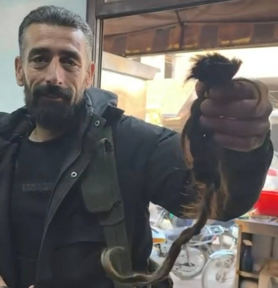 mkorkmaz62's tweet image. Nazi askeri tarafından saçları kesilen bir Yahudi erkeği. Bedevi savaşçılar tarafından sakalları kesilen bir yaşlı Dürzi. Kürt kadının örgülü saçlarını kesen bir Arap cihadist. zaman değişiyor, coğrafya değişiyor ama işkenceciler hiç değişmiyor.