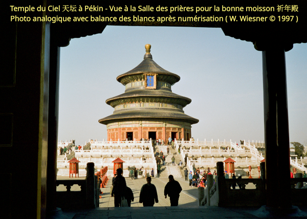 wwpresent's tweet photo. Deux sites de Beijing: Cité Interdite et Temple du Ciel.  
北京地方：故宫的一个卫星图像和天坛的一个照片， 两个建筑群已有500年的历史。 https://t.co/yVWiFfhOAl