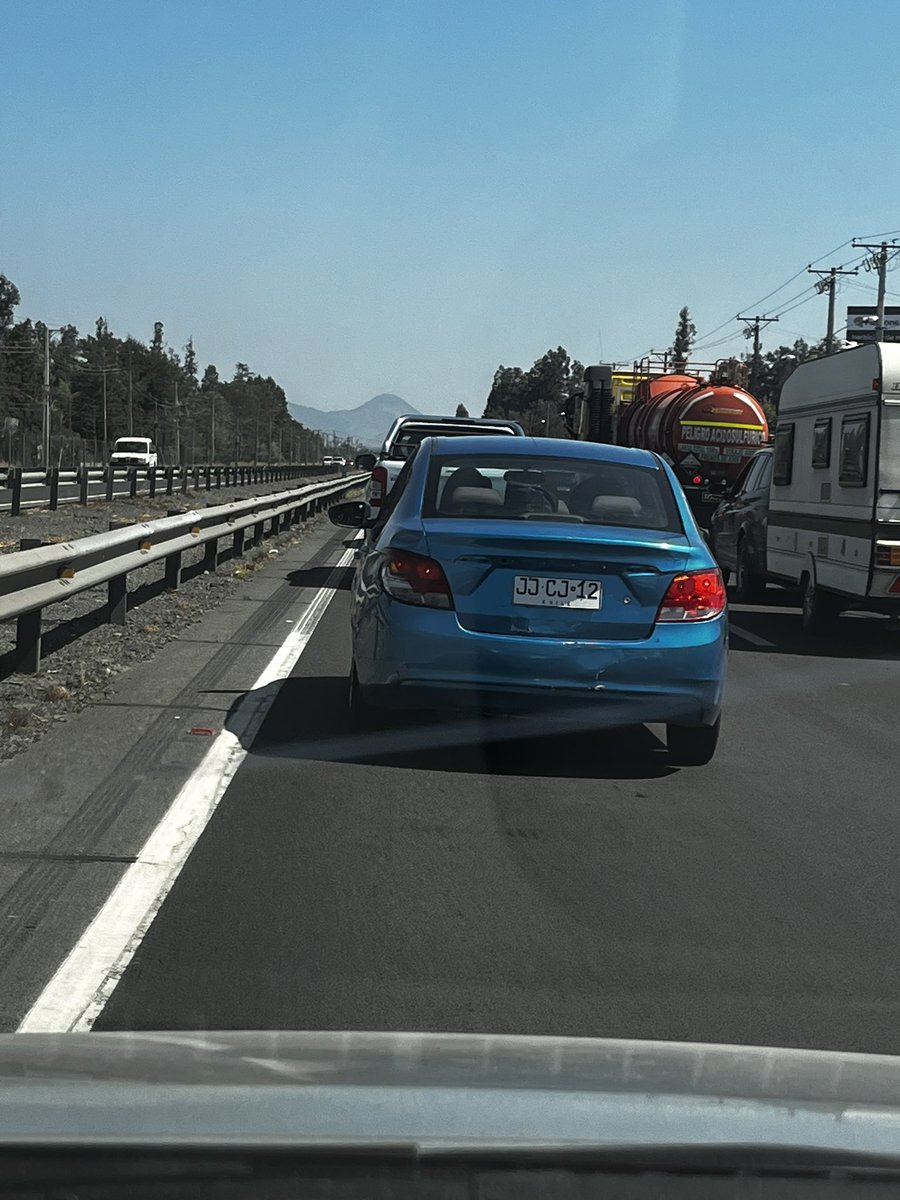 A las 4 de la tarde, con 31 grados y pese a la tragedia de los #incendios, el tipo que va conduciendo este auto azul tiró una colilla de cigarro encendida por la ventana en la 5 sur, a la altura de Los Choapinos, O’Higgins. Amerita análisis? Qué rabia. #bomberos #penco #UE