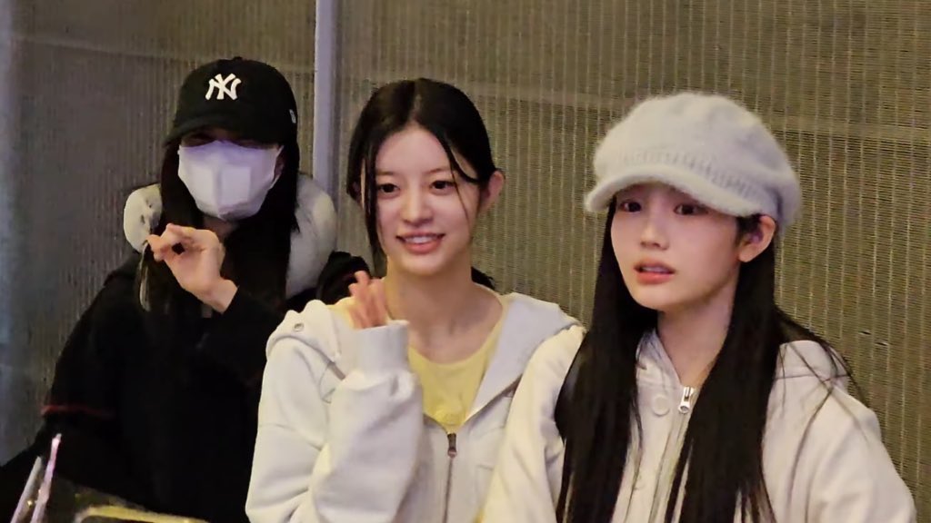 yunahslauv's tweet photo. yunah, minju and wonhee safely arrived in paris for the jacquemus fashion show tomorrow, some fans even gave them flowers 🥹 https://t.co/l97D0JfImA