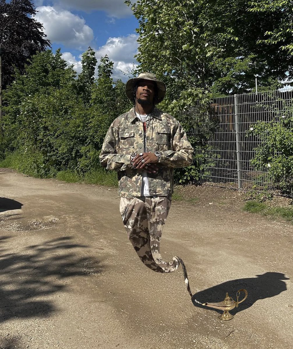 ReddCinema's tweet image. mfs really do anything for a fit pic 😭