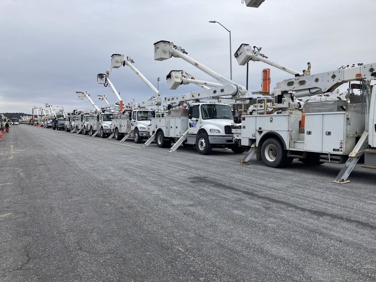 DE_LoganS's tweet photo. Another of @DukeEnergy ‘s 20 staging sites across the Carolinas ahead of the storm: this is Wilkesboro, NC where we expect around 800 trucks. #WinterStormFern https://t.co/TcOHSrKiKn