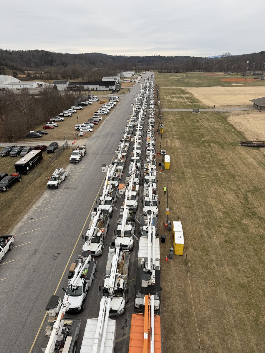 DE_LoganS's tweet photo. Another of @DukeEnergy ‘s 20 staging sites across the Carolinas ahead of the storm: this is Wilkesboro, NC where we expect around 800 trucks. #WinterStormFern https://t.co/TcOHSrKiKn