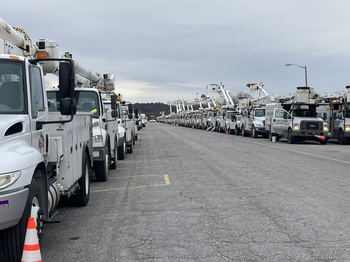 DE_LoganS's tweet photo. Another of @DukeEnergy ‘s 20 staging sites across the Carolinas ahead of the storm: this is Wilkesboro, NC where we expect around 800 trucks. #WinterStormFern https://t.co/TcOHSrKiKn