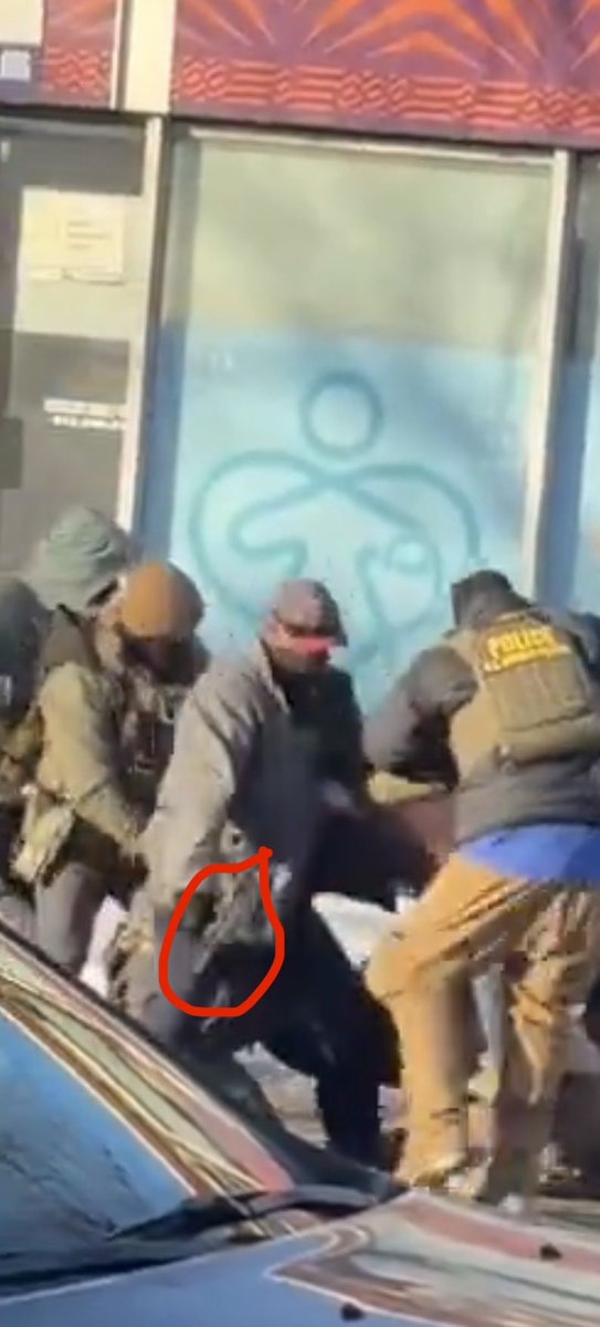Botzy2k's tweet photo. @Ya_Gb20 @BigMacknCoke91 @itsdeaann He got disarmed prior to the shots. The officer in the middle entered the scuffle with empty hand. Tugged at his waistband holster for a few seconds and came out with a gun. Then they shot him in cold blood. Never once reached for it. https://t.co/OcVZq2JOKf