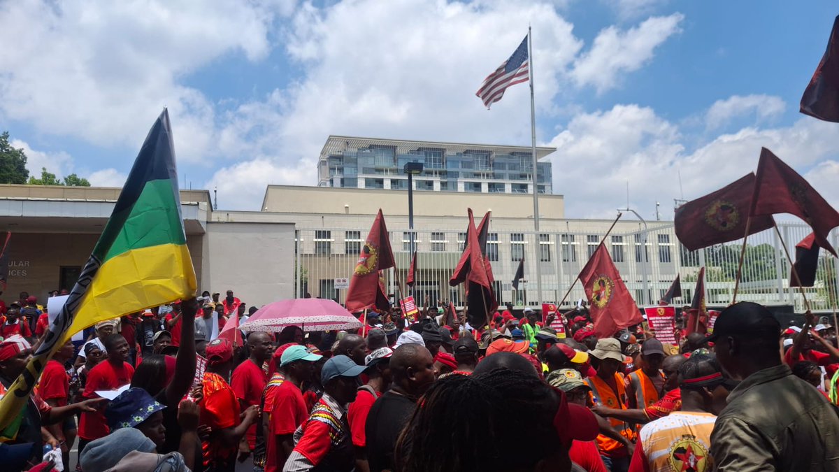 IOL's tweet photo. The National Union of Metalworkers of South Africa (NUMSA) and allied groups marched to the United States consulate in Sandton on Saturday to deliver a memo protesting the US’s global aggression. https://t.co/fjYzsXcPFH
📷: Timothy Bernard / Independent Newspapers

#NUMSA #UnitedStates #consulate #memo #protesting