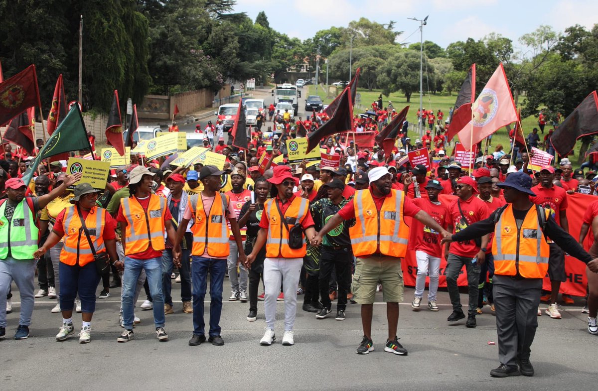 IOL's tweet photo. The National Union of Metalworkers of South Africa (NUMSA) and allied groups marched to the United States consulate in Sandton on Saturday to deliver a memo protesting the US’s global aggression. https://t.co/fjYzsXcPFH
📷: Timothy Bernard / Independent Newspapers

#NUMSA #UnitedStates #consulate #memo #protesting