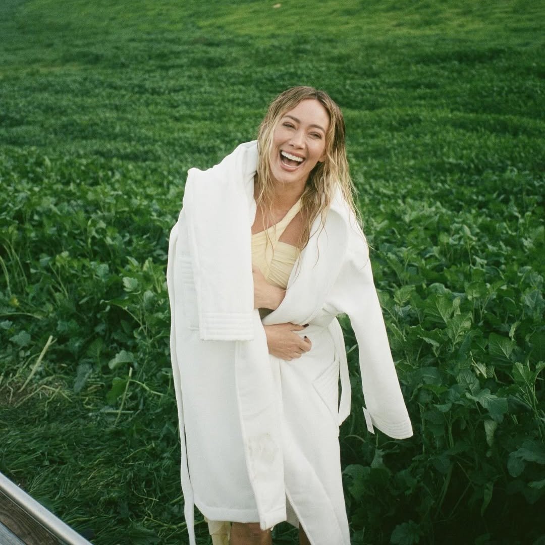 HilaryDiary's tweet image. 'Roommates' by Hilary Duff received 200,382 streams on Spotify yesterday. 

01/16 — 405,518
01/17 — 208,939
01/18 — 141,612
01/19 — 149,847
01/20 — 207,039
01/21 — 194,276
01/22 — 181,689
01/23 — 200,382 (+10.29%)

Total streams: 1,689,302