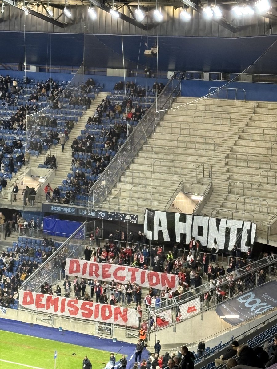 ActuL1_'s tweet photo. 🚨🚨 « 𝗟𝗔 𝗛𝗢𝗡𝗧𝗘 ! 𝗗𝗜𝗥𝗘𝗖𝗧𝗜𝗢𝗡 𝗗𝗘́𝗠𝗜𝗦𝗦𝗜𝗢𝗡 » 🥶❌

À moitié DÉSERTÉ, le parcage de l’AS Monaco fait part de sa frustration après l’humiliation face au Real Madrid (6-1). 🤯

📸 @RouxChristopher https://t.co/hOfvHOuv0l