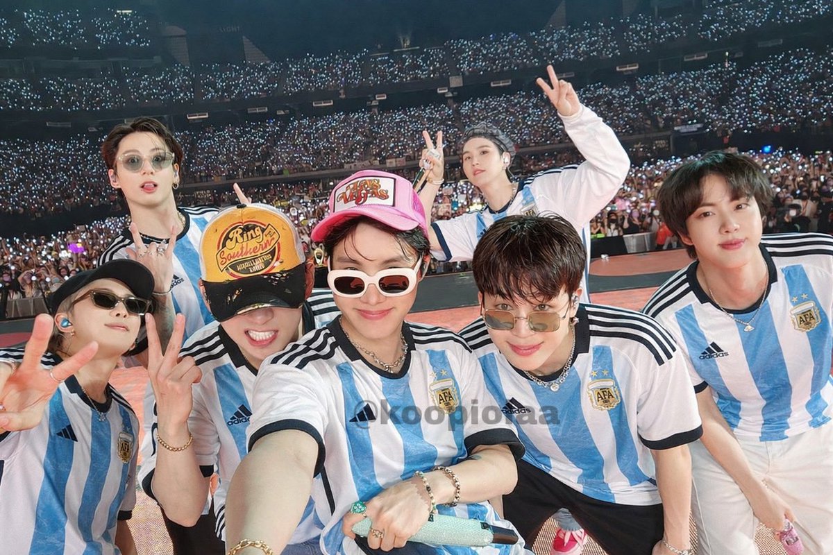 koopiolaa's tweet image. 272 días para ver a bts por primera vez ✨💜🤞🏻