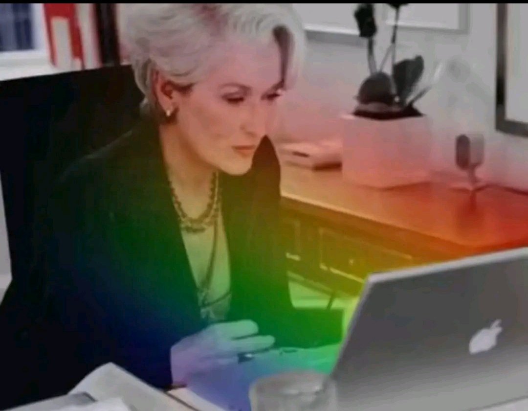 "Você é de que fandom mesmo?"
Eu: onde houver mulheres bonitas se beijando, eu estarei lá