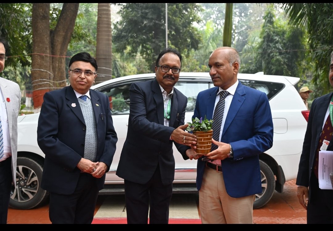 Secretary (Defence Production), Shri Sanjeev Kumar, visited AWEIL  Corporate Office, Ordnance Factory Kanpur (#OFC), Small Arms Factory (#SAF) and Field Gun Factory, Kanpur (#FGK) under Advanced Weapons and Equipment India Limited (#AWEIL). <a href="/DefProdnIndia/">Defence Production India</a> <a href="/SpokespersonMoD/">Ministry of Defence, Government of India</a>