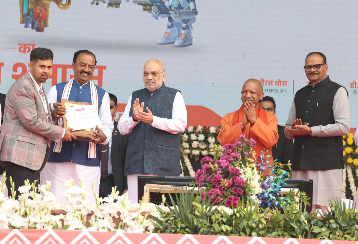 dmhardoi's tweet photo. उoप्रo दिवस के अवसर पर लखनऊ में आयोजित मुख्यमंत्री युवा उद्यमी विकास अभियान (सीएम युवा) के अंतर्गत राज्य स्तर पर आयोजित भव्य कार्यक्रम में माo गृहमंत्री जी भारत सरकार एवं माo मुख्यमंत्री जी उत्तर प्रदेश द्वारा प्रशस्ति-पत्र प्रदान कर सम्मानित किया गया।
@CMOfficeUP 
@UPGovt https://t.co/Nx1xMniLsk
