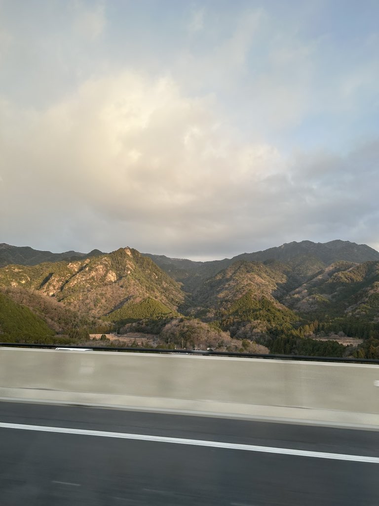 as_____us's tweet photo. 愛知向かってた時に見えた山がとっても良かった⛰ https://t.co/RAvYDSV1sw