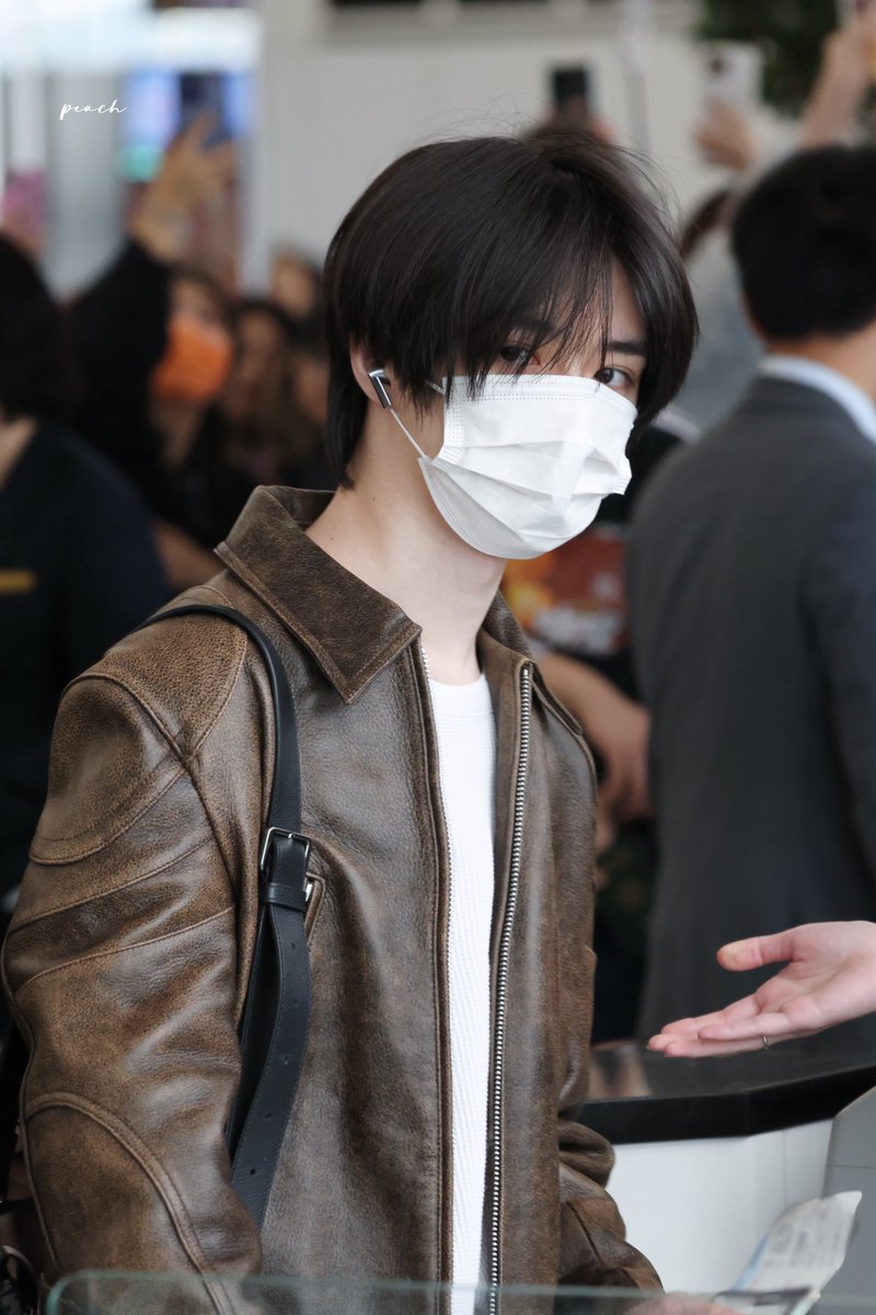 miuutxt's tweet image. Hope winter lasts forever so i could see more of his jacket collection