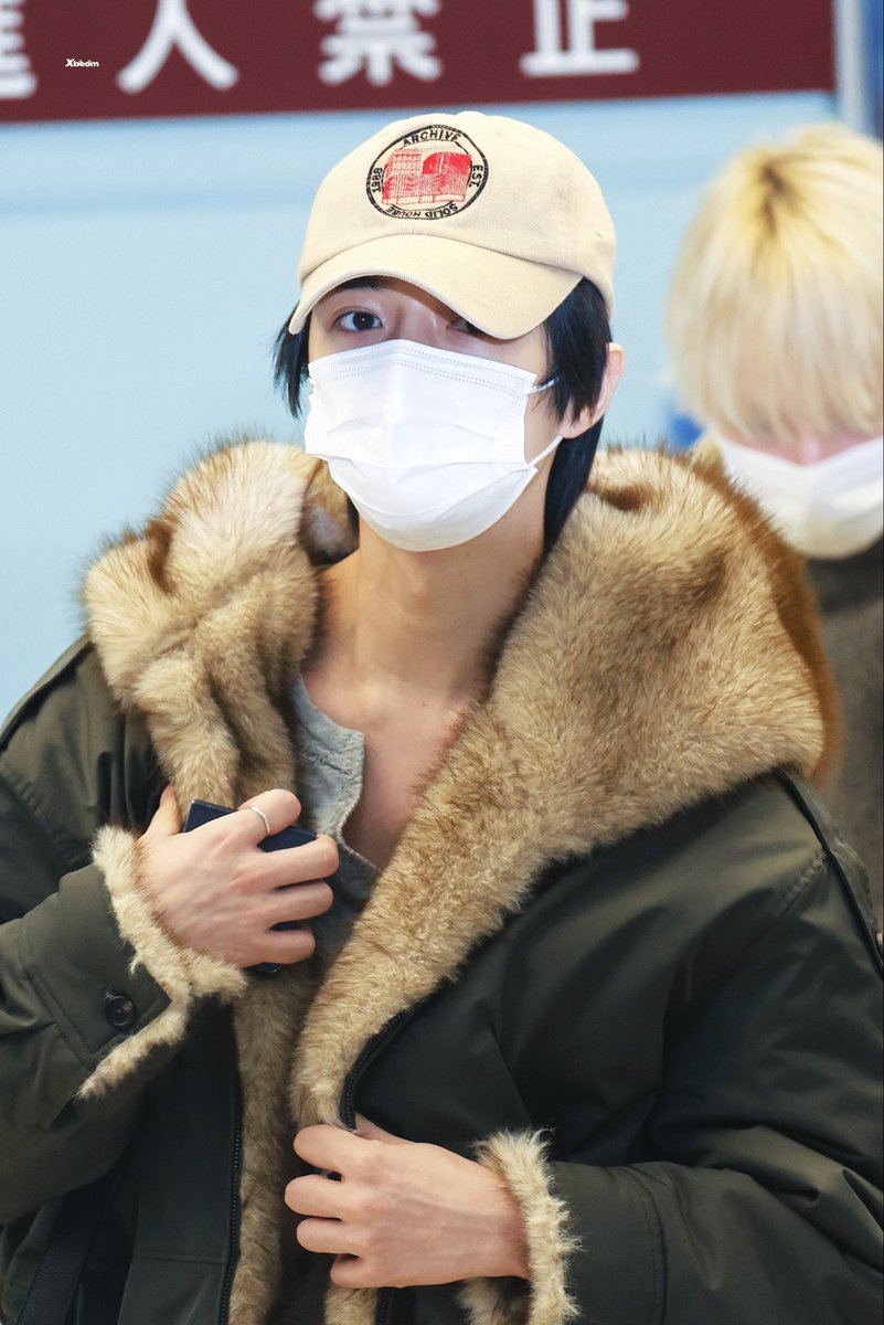 miuutxt's tweet image. Hope winter lasts forever so i could see more of his jacket collection