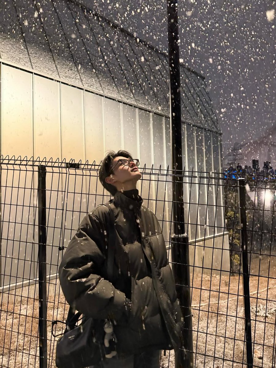 riceballuver's tweet image. 뮤비찍을때 손시뻘게져서 눈사람만들고 쌓인 눈 위에 LUNÉ 글자도 새기고 눈내리면 달려나가서 셀카찍는남자아이가 너무너무좋음....... 아직도 죠한텐 내리고 쌓이는 눈이 낭만이라서