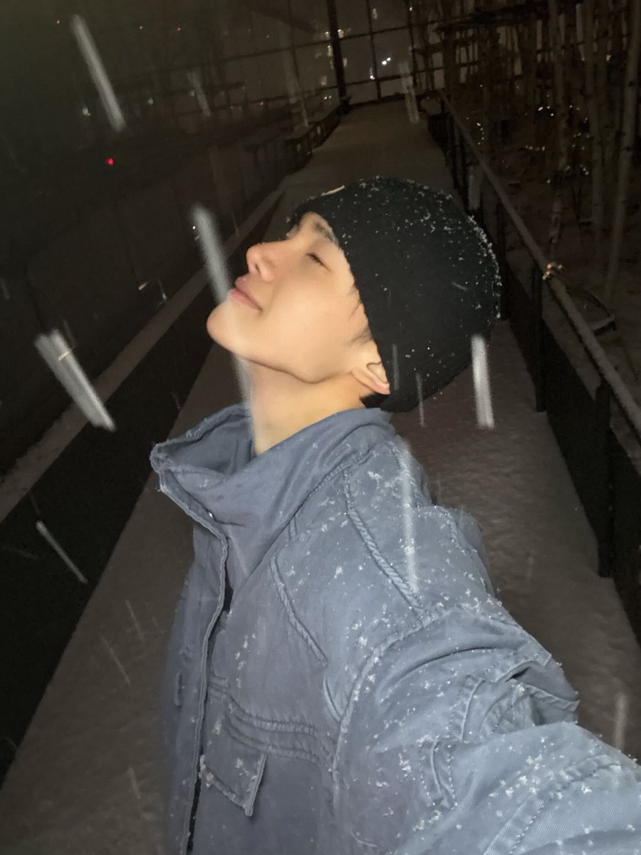 riceballuver's tweet image. 뮤비찍을때 손시뻘게져서 눈사람만들고 쌓인 눈 위에 LUNÉ 글자도 새기고 눈내리면 달려나가서 셀카찍는남자아이가 너무너무좋음....... 아직도 죠한텐 내리고 쌓이는 눈이 낭만이라서