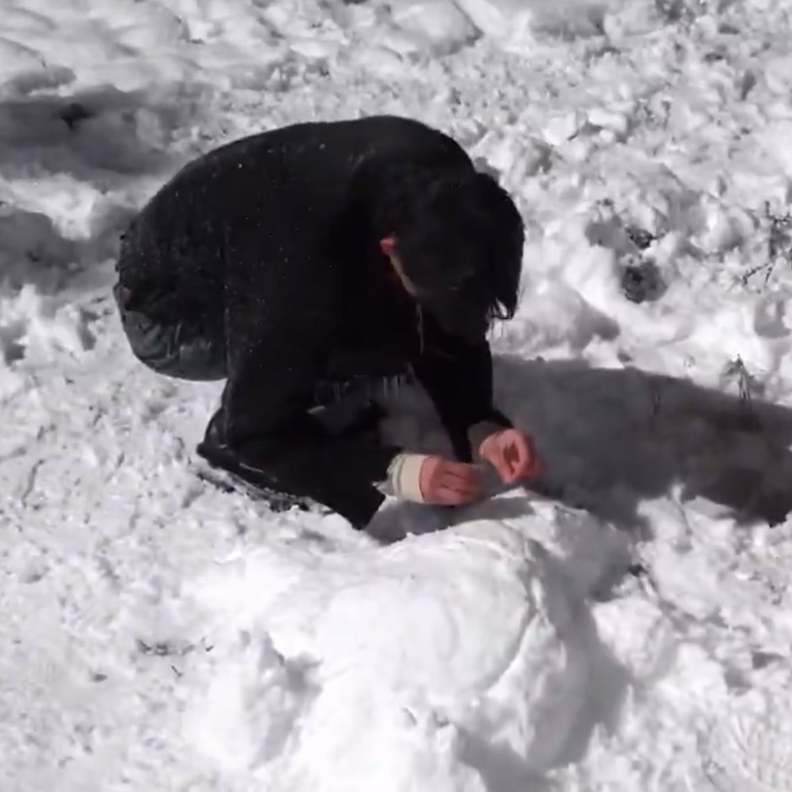 riceballuver's tweet image. 뮤비찍을때 손시뻘게져서 눈사람만들고 쌓인 눈 위에 LUNÉ 글자도 새기고 눈내리면 달려나가서 셀카찍는남자아이가 너무너무좋음....... 아직도 죠한텐 내리고 쌓이는 눈이 낭만이라서