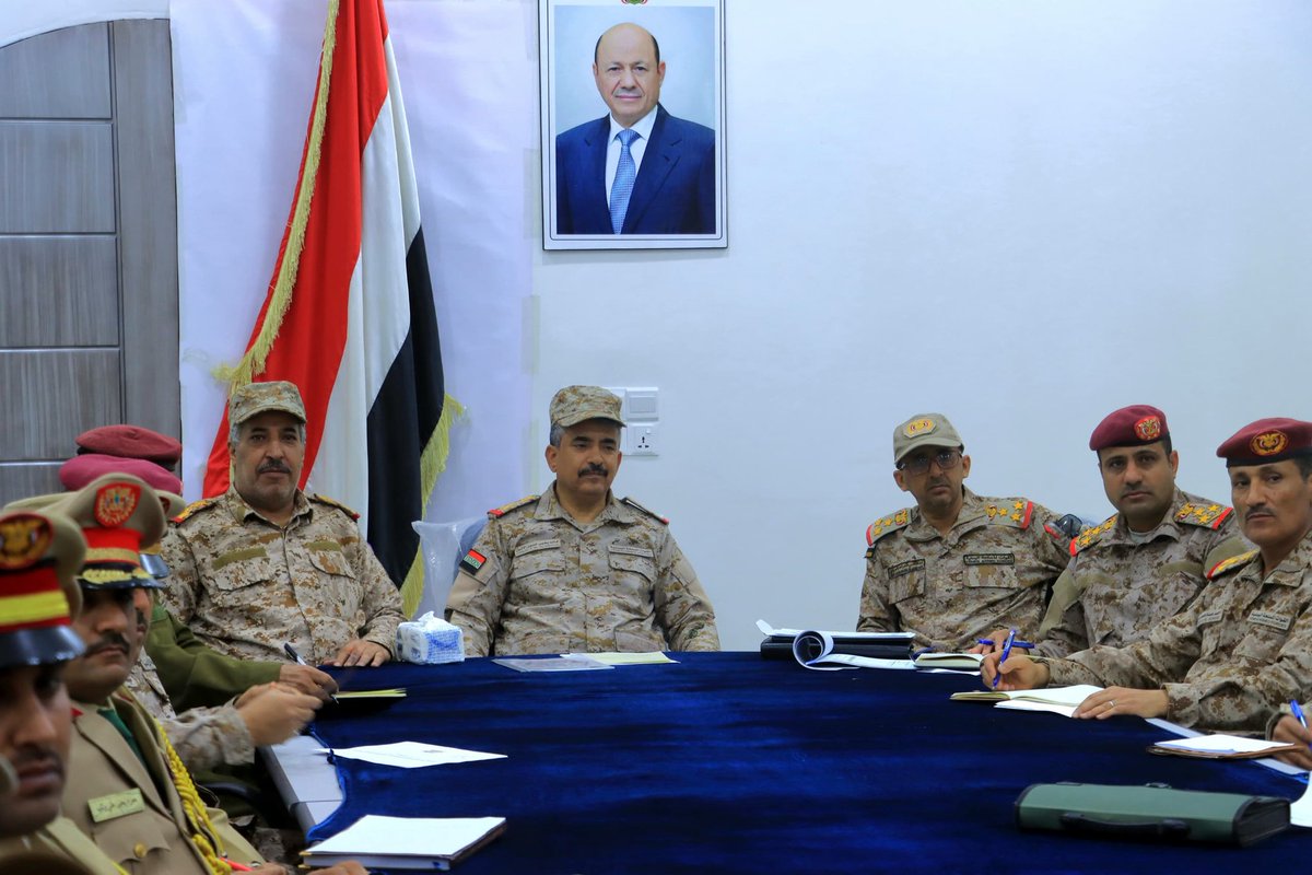Yem_army_media's tweet photo. رئيس هيئة العمليات يعقد اجتماعًا موسعًا برؤساء عمليات القوات المسلحة

عقد رئيس هيئة العمليات، اللواء الركن خالد الأشول، اليوم السبت، اجتماعًا موسعًا ضم مدراء الدوائر التابعة للهيئة، ورؤساء عمليات القوات المسلحة في المناطق العسكرية الثالثة والسادسة والسابعة، وقيادة اللواء السادس طيران مسيّر، ووحدة التحصينات الهندسية، وعمليات الشرطة العسكرية ومدراء المدارس التخصصية.

وناقش الاجتماع مستجدات الأوضاع العملياتية والأمنية، ومستوى الجاهزية القتالية للقوات المسلحة لتنفيذ مهامها الوطنية، في ظل خطة الطوارئ المعلنة من قبل رئيس مجلس القيادة الرئاسي فخامة الدكتور رشاد محمد العليمي القائد الأعلى للقوات المسلحة، إضافة إلى مدى الالتزام بخطة العام التدريبي والقتالي للعام 2026م.

وتطرق الاجتماع إلى ما تم إنجازه في مجالات الاستعداد القتالي ورفع الكفاءة القتالية والتدريب والتأهيل في مختلف التخصصات القتالية، إلى جانب تطوير القدرات العسكرية النوعية بما يتواكب مع متطلبات المعركة الجارية ضد تنظيم جماعة الحوثي الإرهابية.

واستمع اللواء الأشول من مدراء الدوائر ورؤساء العمليات ومدراء المدارس إلى تقارير مفصلة حول مستوى الجاهزية القتالية، وسير تنفيذ المهام العملياتية، ومستوى التنسيق والتكامل بين مختلف الوحدات العسكرية.

وأكد رئيس هيئة العمليات على أهمية التخطيط في تنفيذ المهام ورفع مستوى اليقظة ومضاعفة الجهود، والاستعداد الكامل للتعامل مع أي تهديدات محتملة بكل قوة وحسم وكفاءة واقتدار، مشددًا على أهمية تعزيز الانضباط والجاهزية القتالية بما يخدم معركة استعادة الدولة وإنهاء الانقلاب.

وفي نهاية الاجتماع كرم رئيس هيئة العمليات اللواء الركن خالد الأشول خريجي طلاب كلية القيادة والأركان الدورة 17 من منتسبي هيئة العمليات بالشهادات التقديرية والدورع التذكارية.

*المركز الإعلامي للقوات المسلحة
