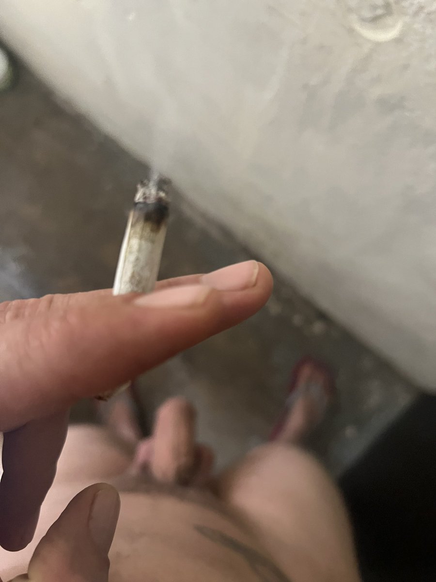 Un porro, antes de bañarme y después a trabajar! #420friendly  #sexandweed #bator #pajamañanera #pajafriend #buscando