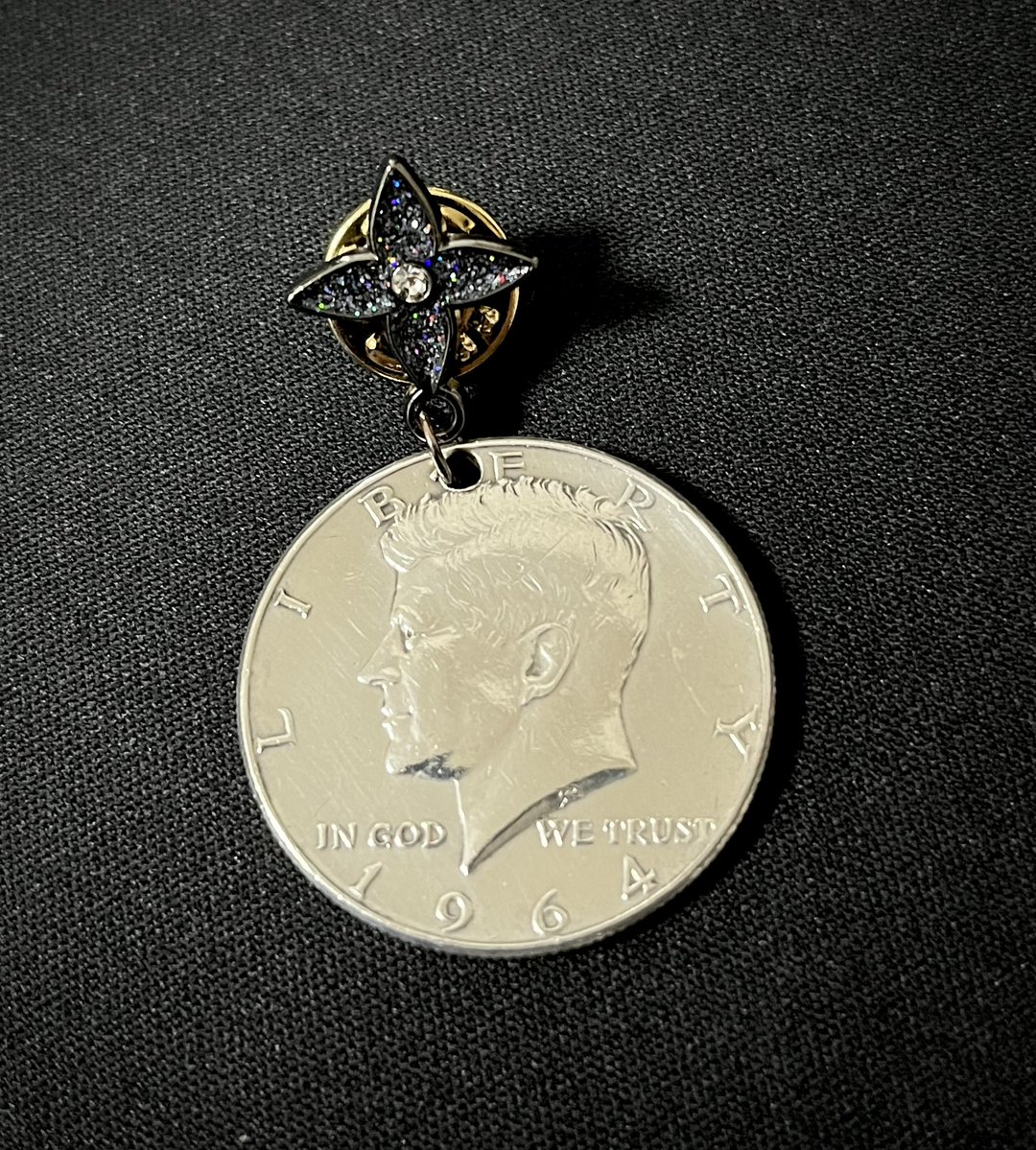 この1964年ケネディ・ハーフダラーコイン、自分はパンチングで穴開けてピンズにして使ってるが、状態良いものだと20000円〜30000円の価値あるのよね。  これメッキじゃなく銀90%と銅10%で本物の銀貨だからね。🪙