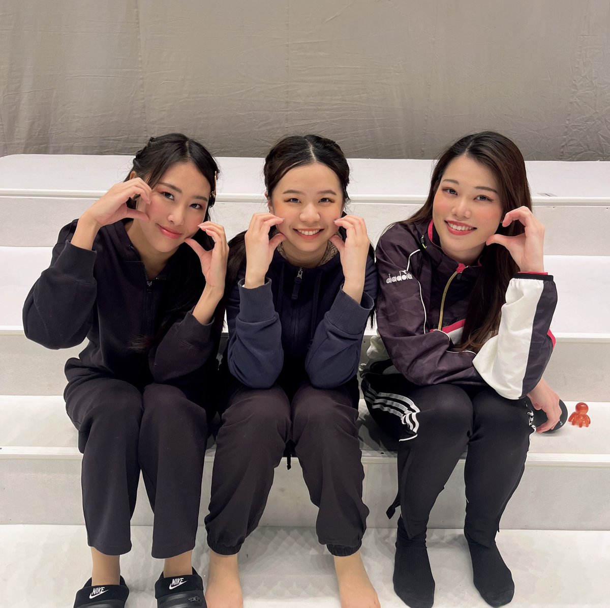 #300歳の誕生日

3日目終わりました👀お越しくださった皆様ありがとうございました♡
普段ミュージカルを見ない方などがたくさん来てくださりとーっても嬉しかったです😭
とうとう明日は千秋楽…あっという間すぎて😭
オコゼもラストです‼️最後まで生き抜きます。
写真は同い年の3人で🐟