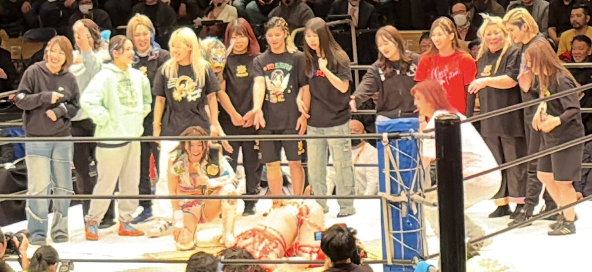 suzuo5's tweet photo. 岩谷麻優選手、タイトル防衛、そしてデビュー15周年おめでとうございます㊗️🎊
試合前にお祝いに駆けつけた方々に色々喰らいまくって大ダメージでしたね😆　それでもあれだけの試合をして、大会を締めて、長蛇の列のファンと2ショットして、頭が下がります🙇
また応援しに行きます❗️
#pw_mg #岩谷麻優 https://t.co/nQPHSfqJwl